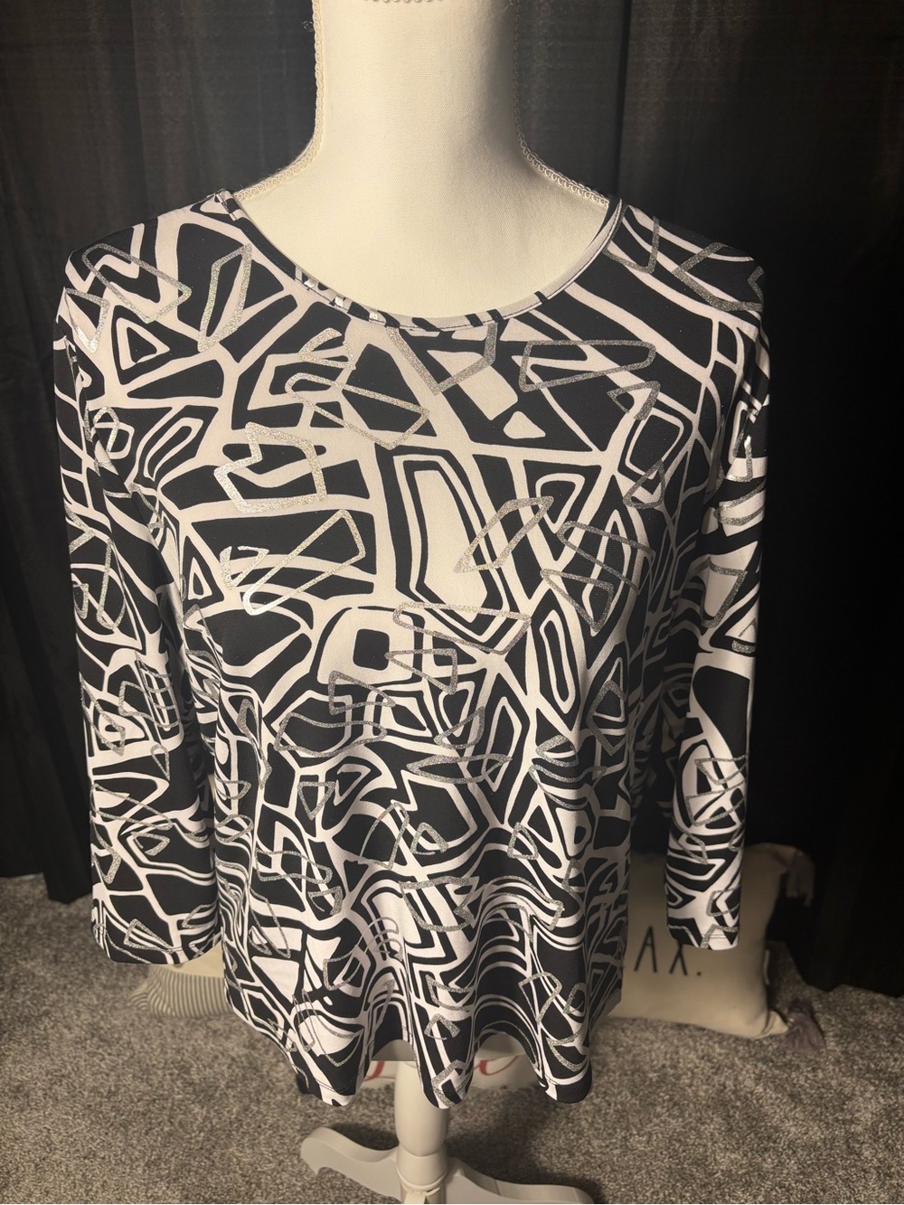 TanJay Black & White Abstract Geometric Long-Sleeve Blouse
